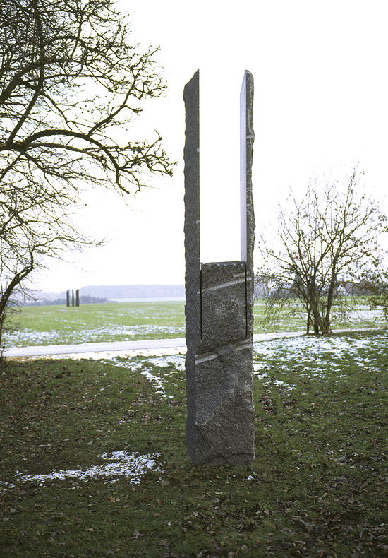 *Raumschnitt 10*, 2001
Skulpturenfeld Galerie Wohlh&uuml;ter
Norit, 310 x 54 x 66