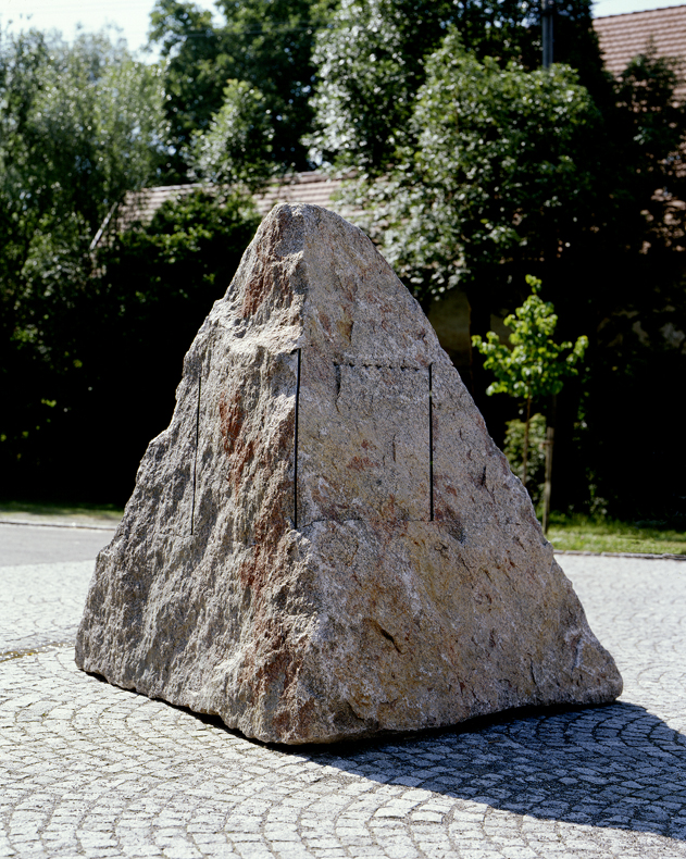*Einschnitt 17*, 2001
Granit, 208 x 252 x 173
Hasenweiler, Landkreis Ravensburg