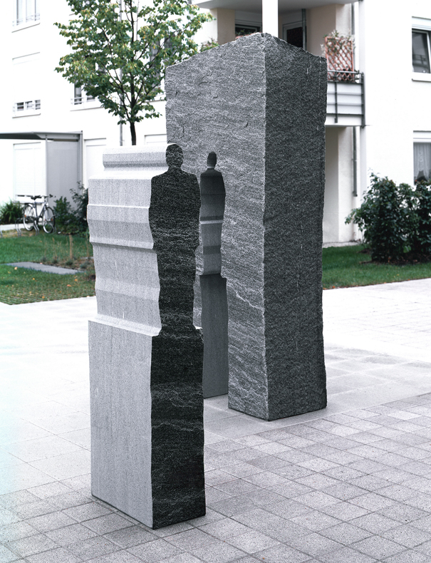 *Profilschnitt 17*, 2001
BAYERISCHE HAUSBAU
M&uuml;nchen-Feldmoching
Gneis Calanca, 265 x 127 x 60