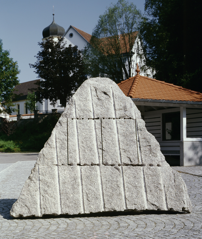 *Einschnitt 17*, 2001
Granit, 208 x 252 x 173
Hasenweiler, Landkreis Ravensburg