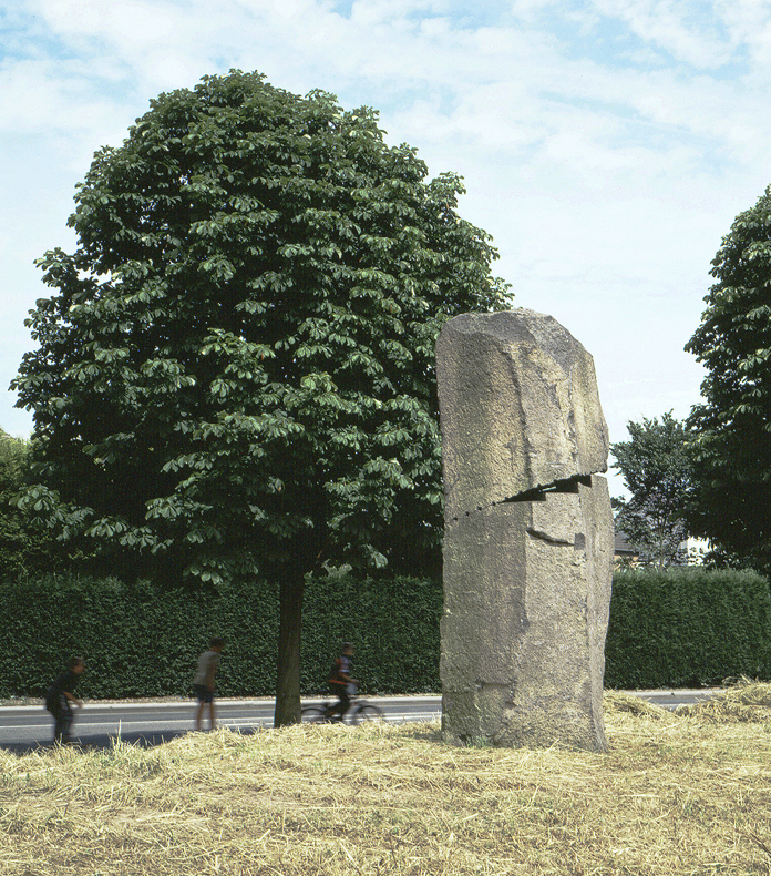 *Raumschnitt 3*, 1997
Nettetal-Hinsbeck
Basaltlava, 300 x 110 x 110