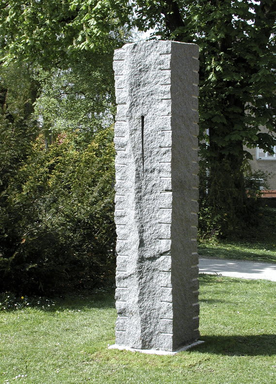 *Einschnitt 13*, 1999
Norit, 320 x 70 x 70