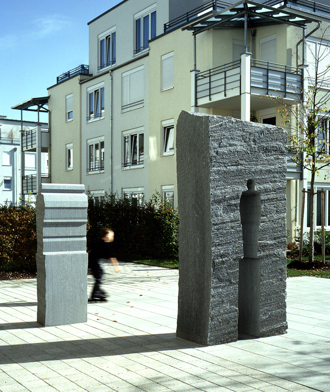 *Profilschnitt 17*, 2001
BAYERISCHE HAUSBAU
M&uuml;nchen-Feldmoching
Gneis Calanca, 265 x 127 x 60