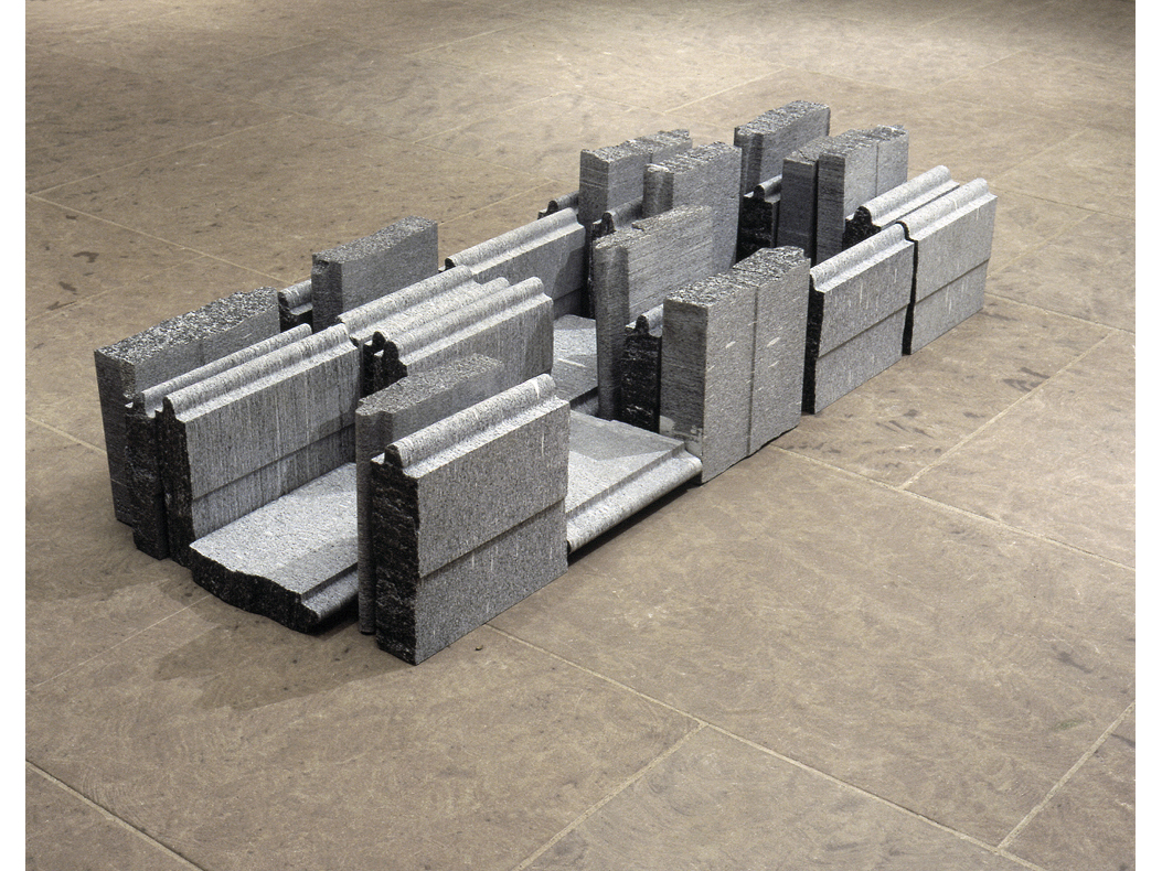 *INFIRMERIE*, 2000
Abt-Entenfu&szlig;-Halle, Kloster Maulbronn
Gneis Calanca