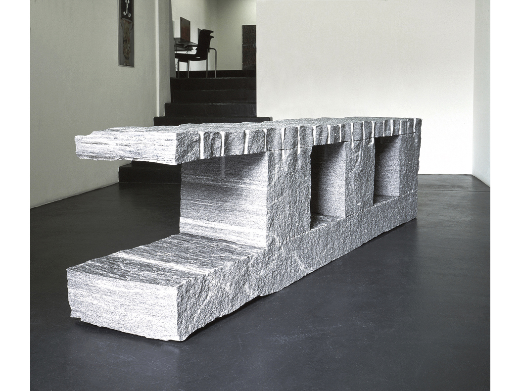 *Raumbruch 1*, 2002
Gneis Calanca, 71,5 x 275 x 53
Galerie Doris Wullkopf, Lindau, 2002