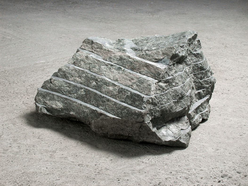 *Schichtstein*, 8-teilig, 1997
Serpentin, 18,5 x 41 x 37