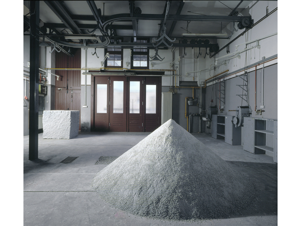 *Block und Kegel*, 1998
je 3 to. Granit / Granitstaub
Ateliers im Alten Schlachthof, Sigmaringen