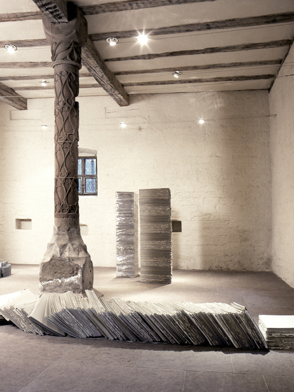 *INFIRMERIE*, 2000
Andrea Kernbach, Graupappe, 40 x 400 x 100