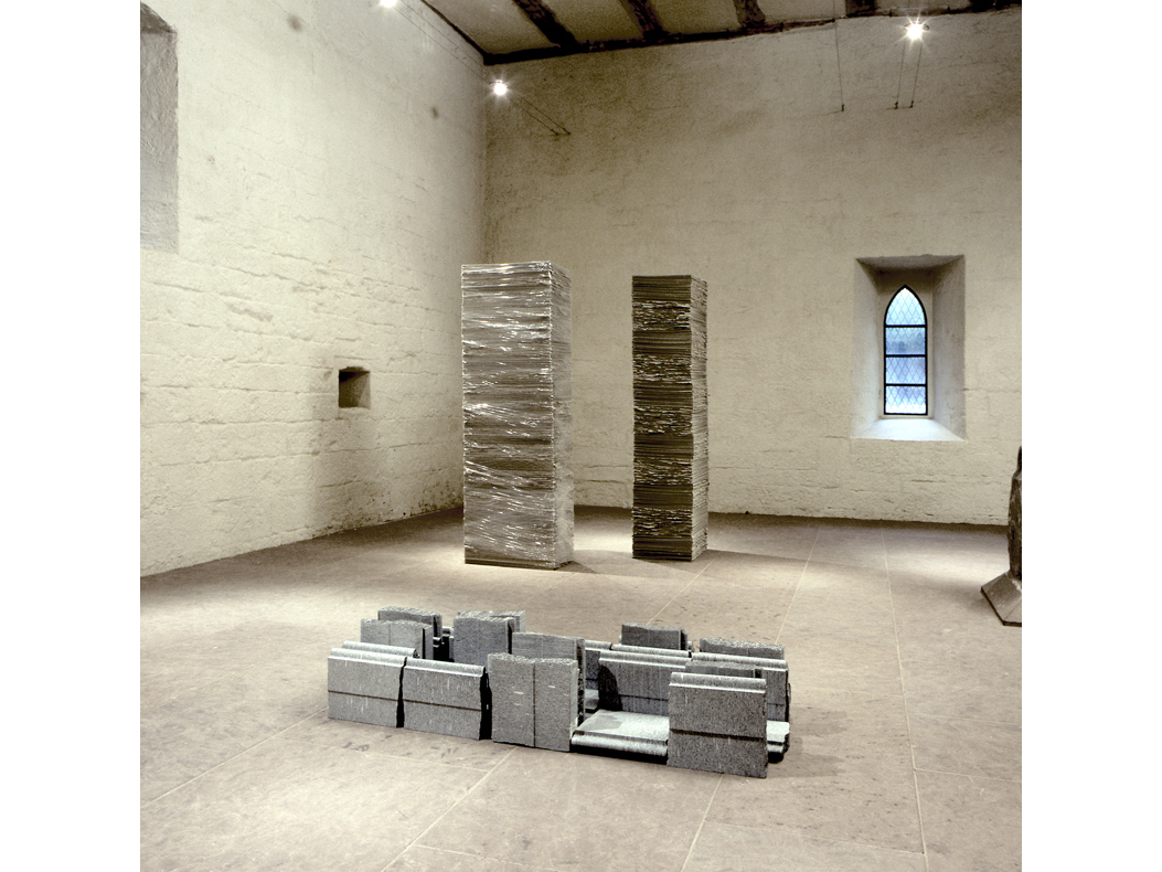 *INFIRMERIE*, 2000
Gneis Calanca, Graupappe
Abt-Entenfu&szlig;-Halle, Kloster Maulbronn