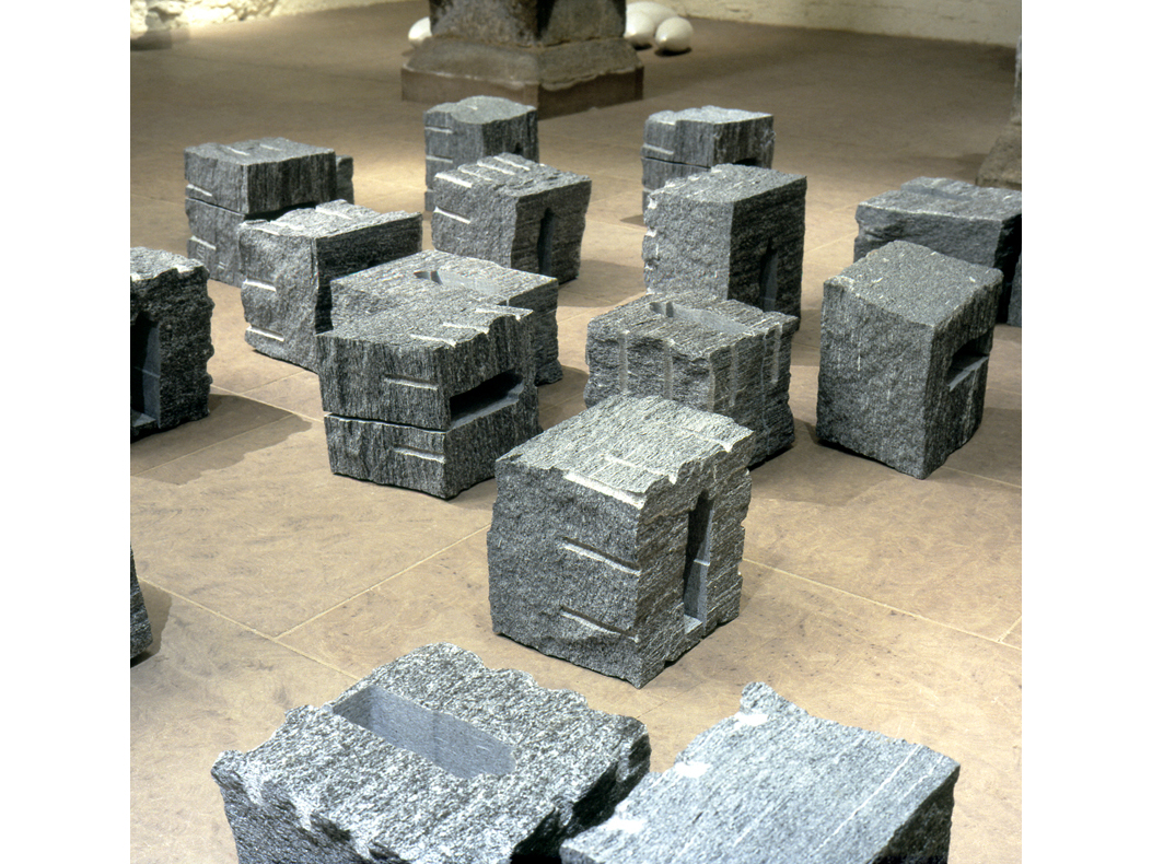 *INFIRMERIE*, 2000
Nikolaus Kernbach, 40 Profilbl&ouml;cke, 35 x 400 x 500
Gneis Calanca, Ausschnitt