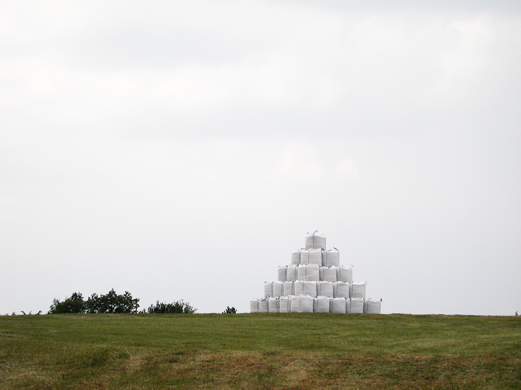 *&rsaquo;sch&ouml;nberg&lsaquo;*, 2006
55 big-bags, Kalkstein, 470 x 570 x 570
Kunstraum Wanne-Sch&ouml;nberg, Pfullingen
