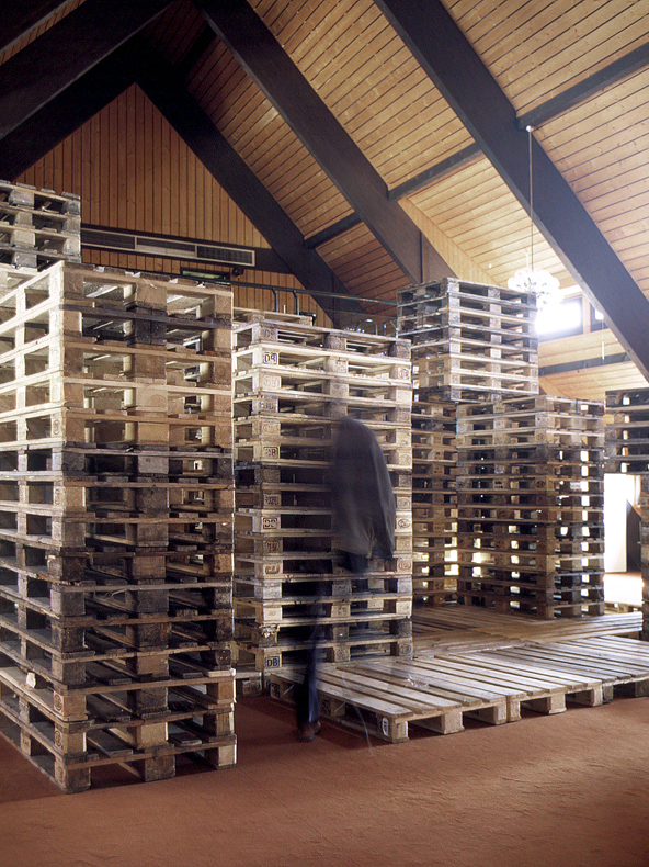 *unterwegs*, 2005
EU-Paletten, 331 x 965 x 805
Kornhaus-Galerie, Weingarten