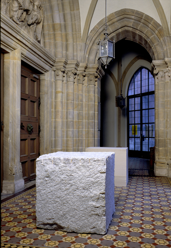 *WANDEL*, 1997
St. Lukas, M&uuml;nchen
Nikolaus Kernbach, Granitblock, 3 to.
Andrea Kernbach, Graupappe, 100 x 80 x 110